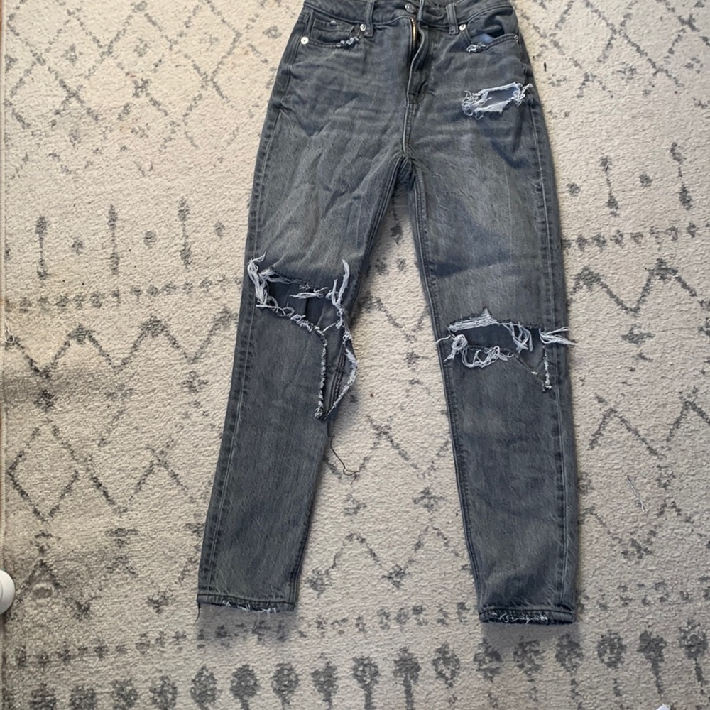 000 Gray ripped American eagle mom jeans